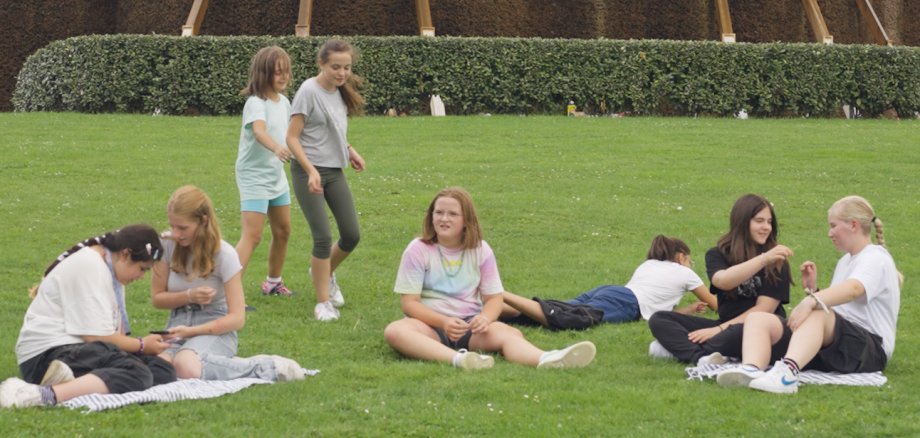 Children on the meadow in front of the graduation house