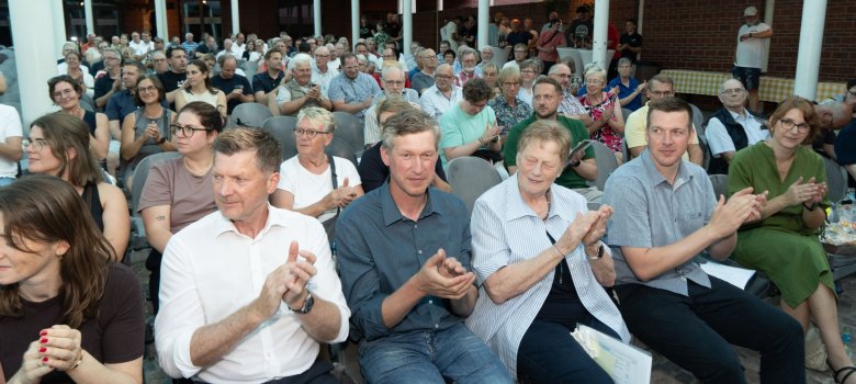 "Energy for Kevelaer" Fund 2026 A view of the event hall at the Pax Christi Forum, with about 200 guests attending the “Evening for the Clubs” and applauding.