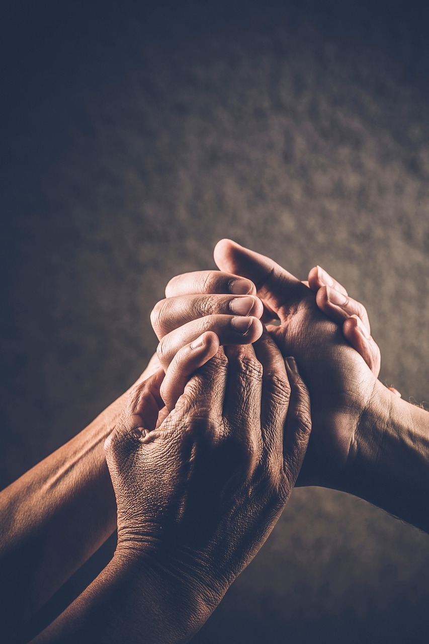 Different hands that interlock.