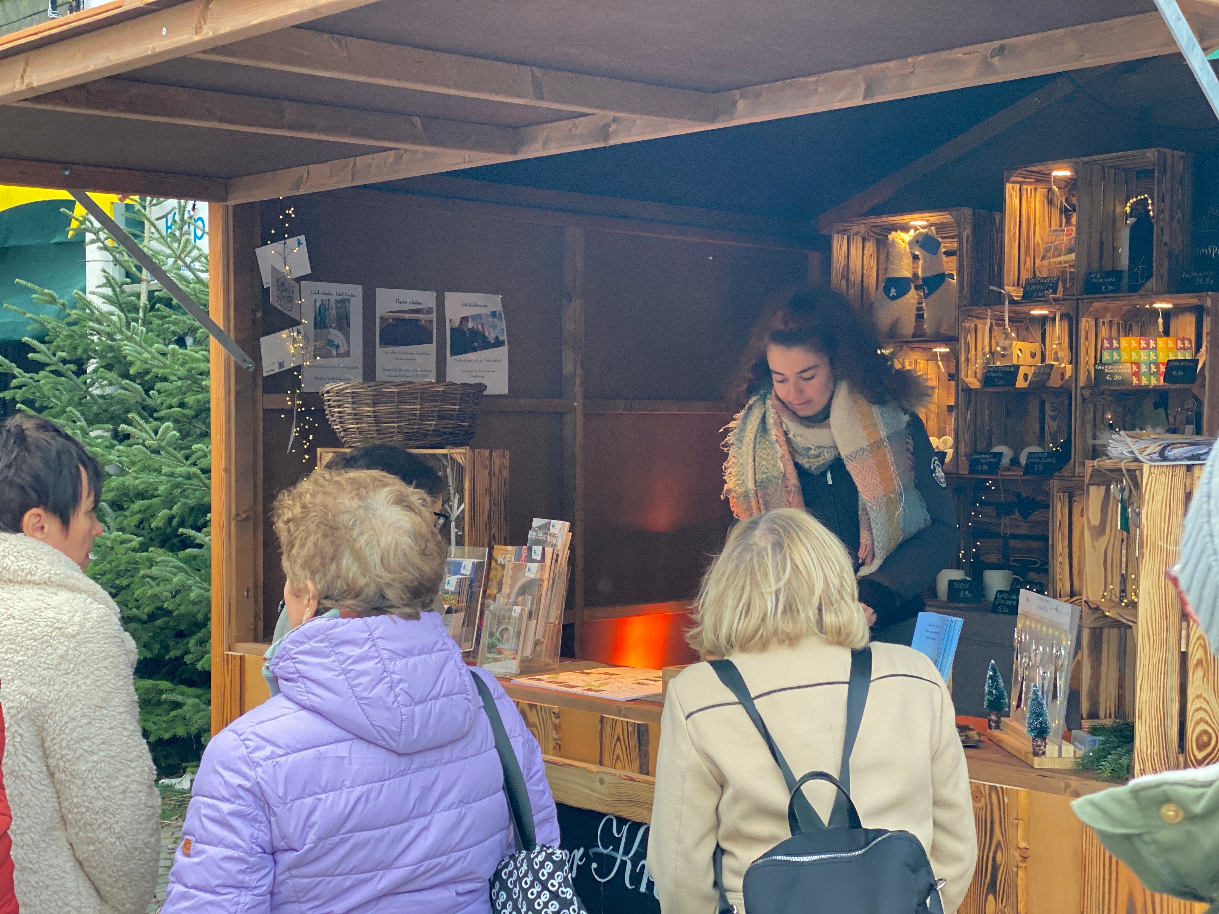 Visitors in front of a hut at the nativity scene market
