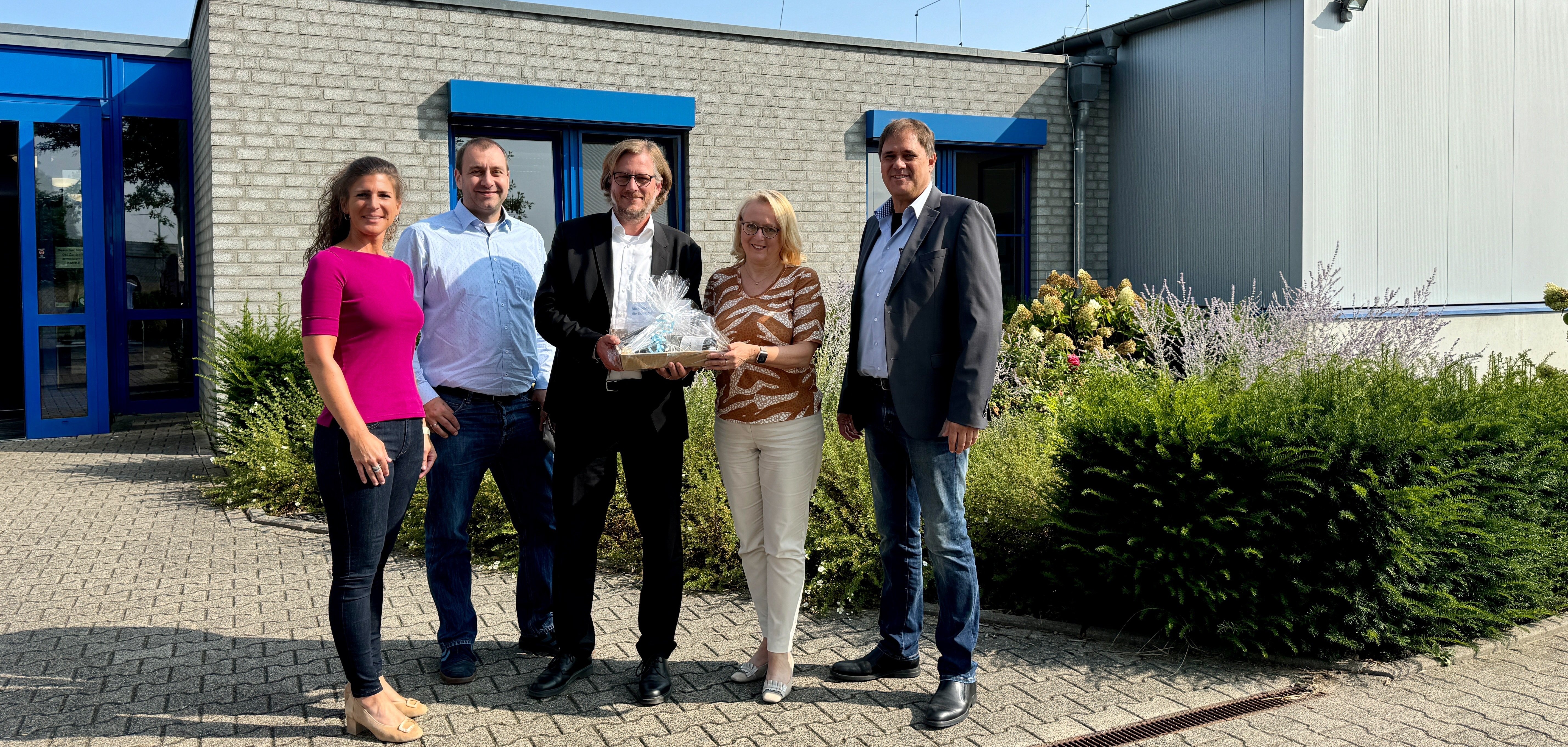 Representatives of the town of Kevelaer and Haus Freudenberg