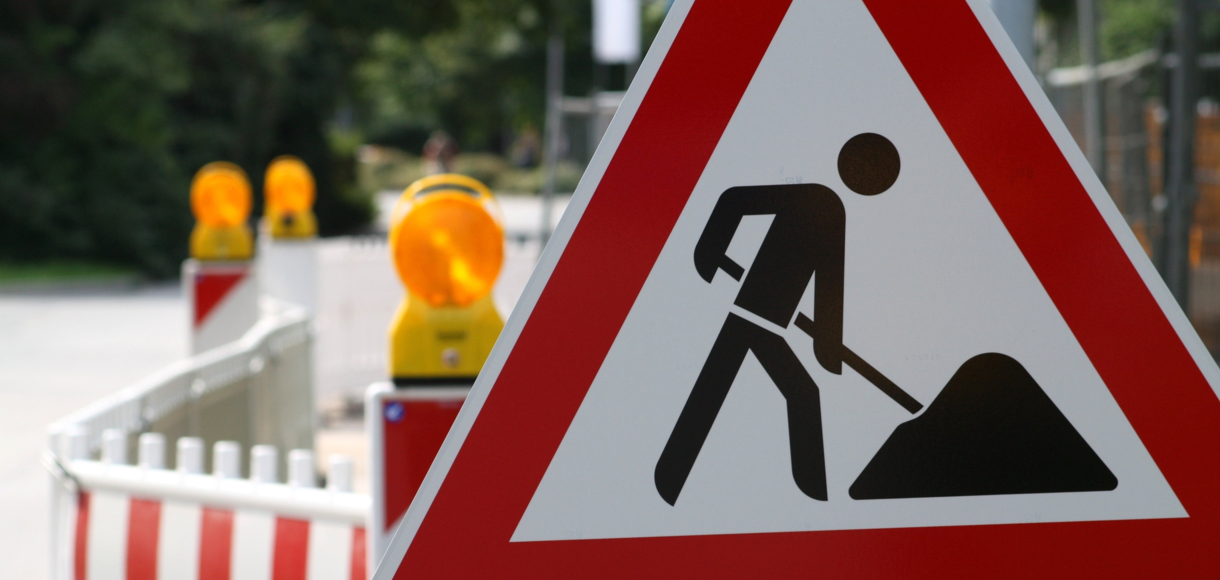 A "Attention construction work" sign