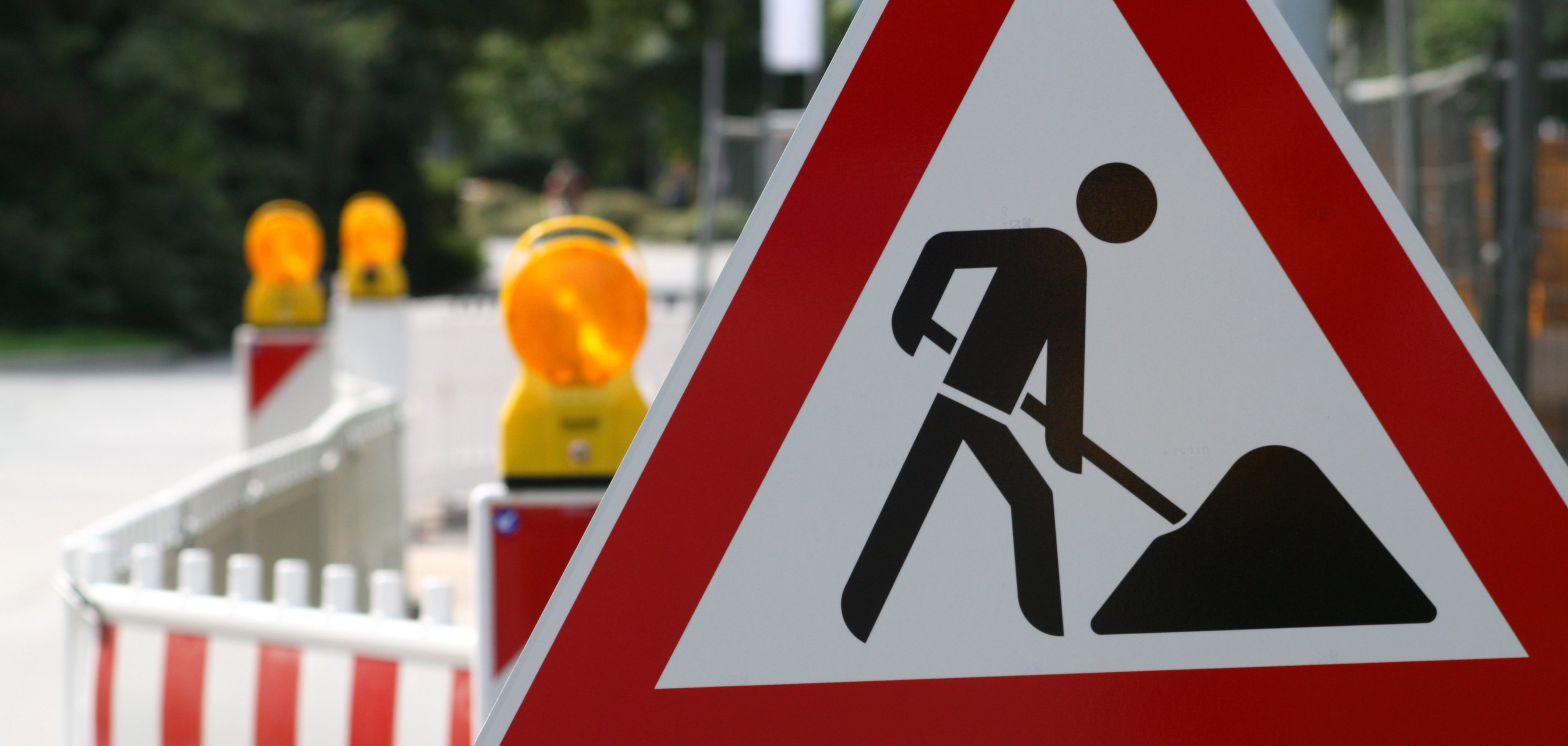 A "Attention construction work" sign