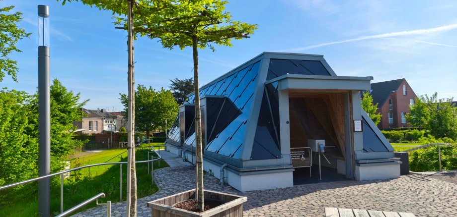 Inhalatorium Kevelaer-buitenaanzicht Zicht op het inhalatorium in de pekeltuin St. Jakob in Kevelaer met zitplaatsen in het groen - een plek voor inhalaties en ontspanning in zoute lucht.