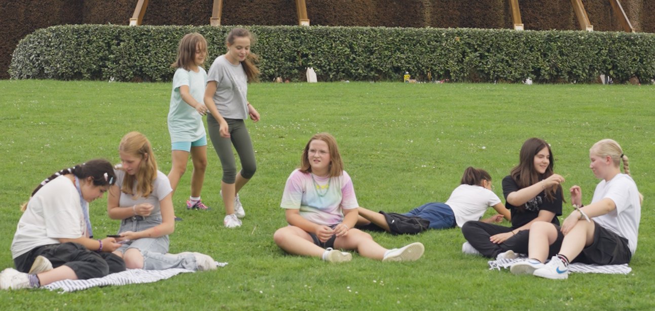 Kinderen op de weide voor de afstudeertoren