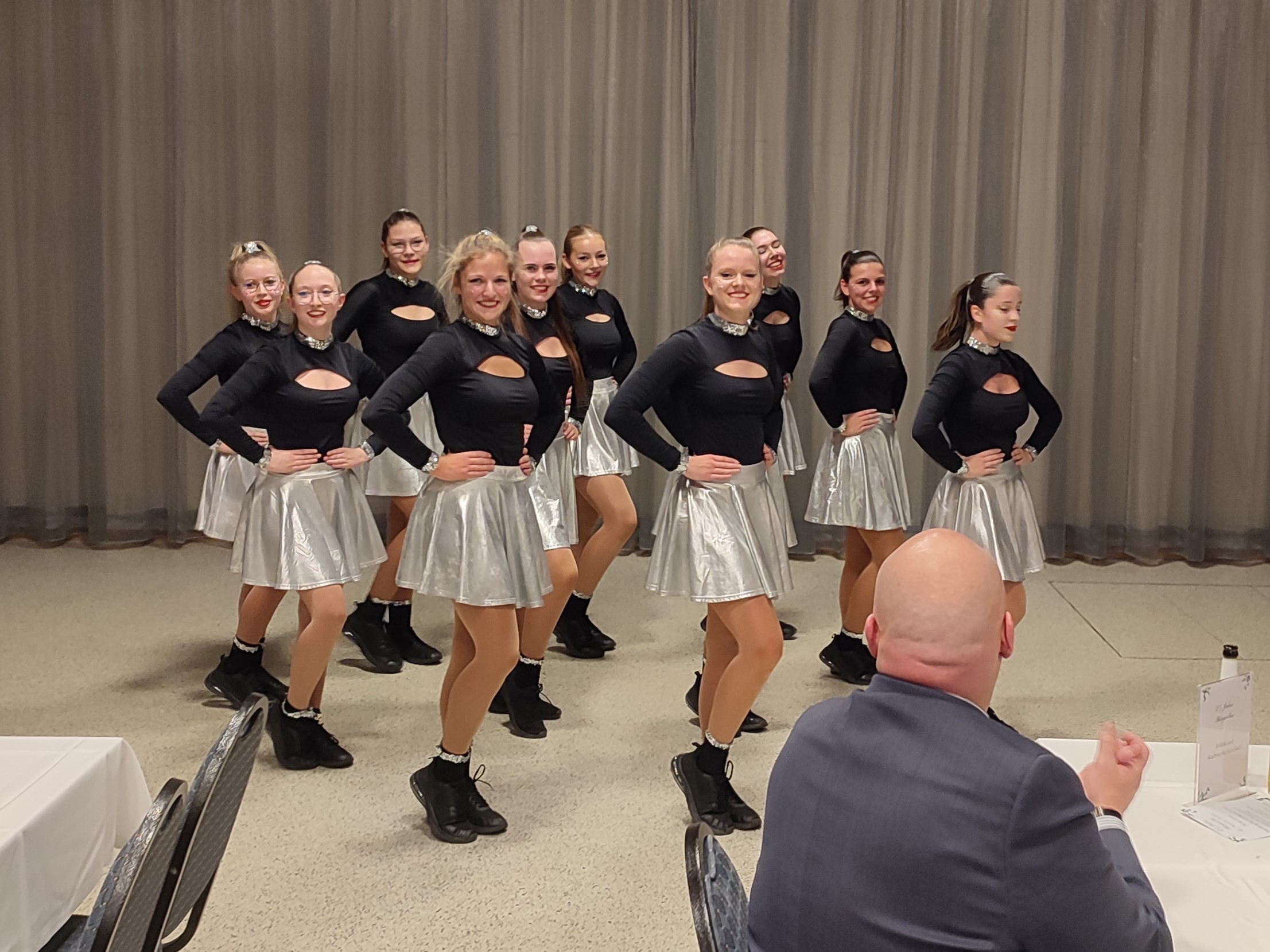 Jonge vrouwen dansen in dezelfde outfit.