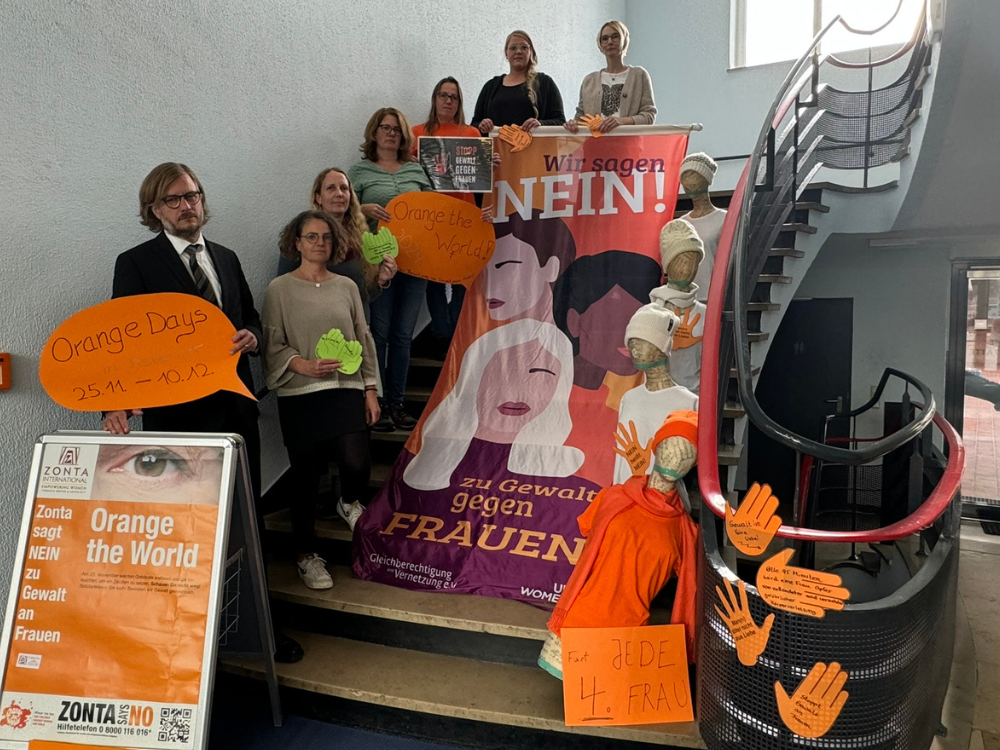 Burgemeester en gelijkekansenfunctionaris met supporters van de campagne "Orange Days 2024