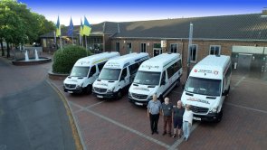 Luchtfoto van de vier buurtbussen en chauffeurs