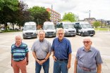 Burgerbussen met chauffeurs Vier mannen staan voor de vier buurtbussen in Kevelaer.