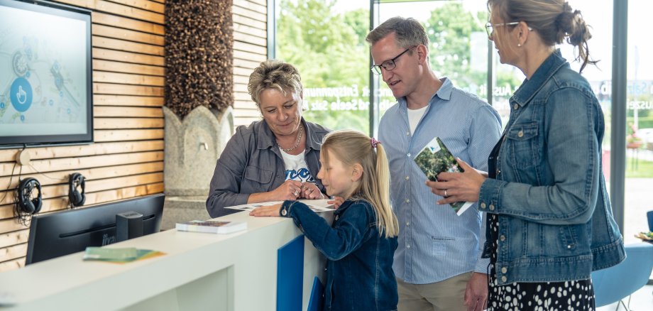 Mensen in het informatiegebouw van de pekeltuin