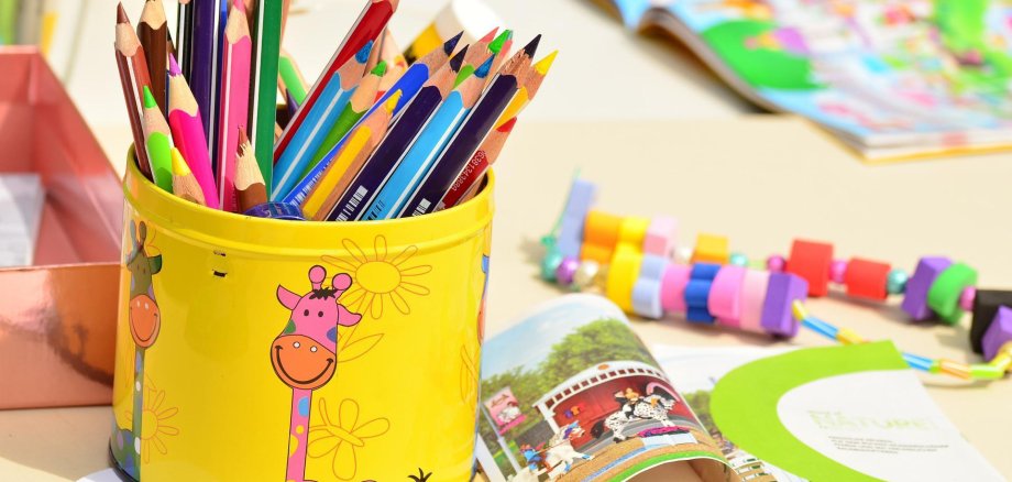 Doos met kleurpotloden en schriften
