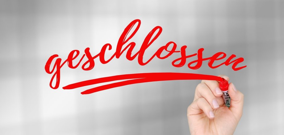 Gesloten" belettering Eén hand schrijft het woord "gesloten".