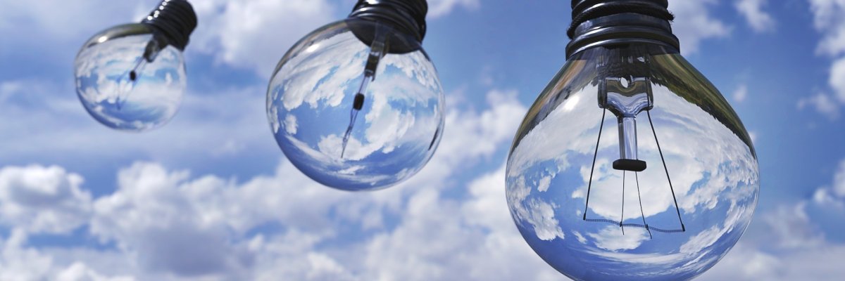 Drie gloeilampen voor een blauwe lucht