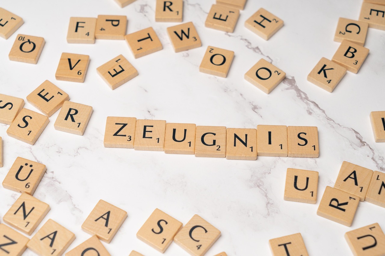 Scrabble-tegels met het woord getuigenis