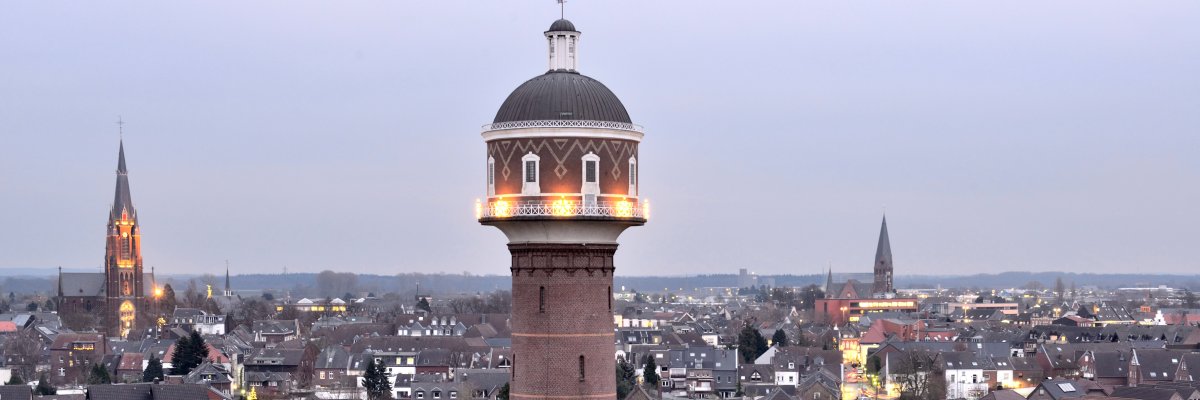 Beeld van de Maagd Maria bij het heiligdom van de Genadekapel in Kevelaer Beeld van de Maagd Maria bij het heiligdom van de Genadekapel in Kevelaer