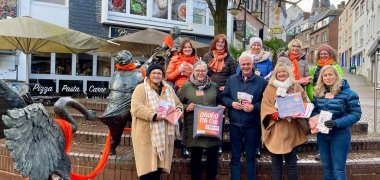 Wspólne stoisko informacyjne zorganizowane przez Zonta Club Niederrhein i urzędników ds. równości szans w powiecie Kleve z okazji Międzynarodowego Dnia przeciwko Przemocy wobec Kobiet i Dziewcząt w Kleve w listopadzie 2023 r.