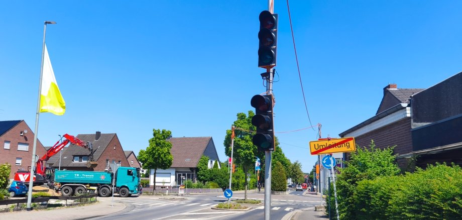 Tymczasowa sygnalizacja świetlna na rondzie. Obok widać plac budowy.