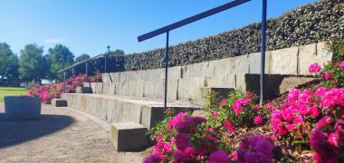 Атріум у соляному саду Святого Якова Вигнуті сидіння