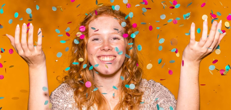 Жінка з конфетті