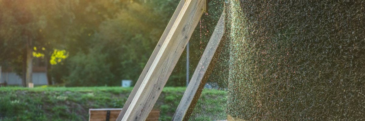 Gradierwerk Eine Seitenansicht des Gradierwerks bei Lichteinfall