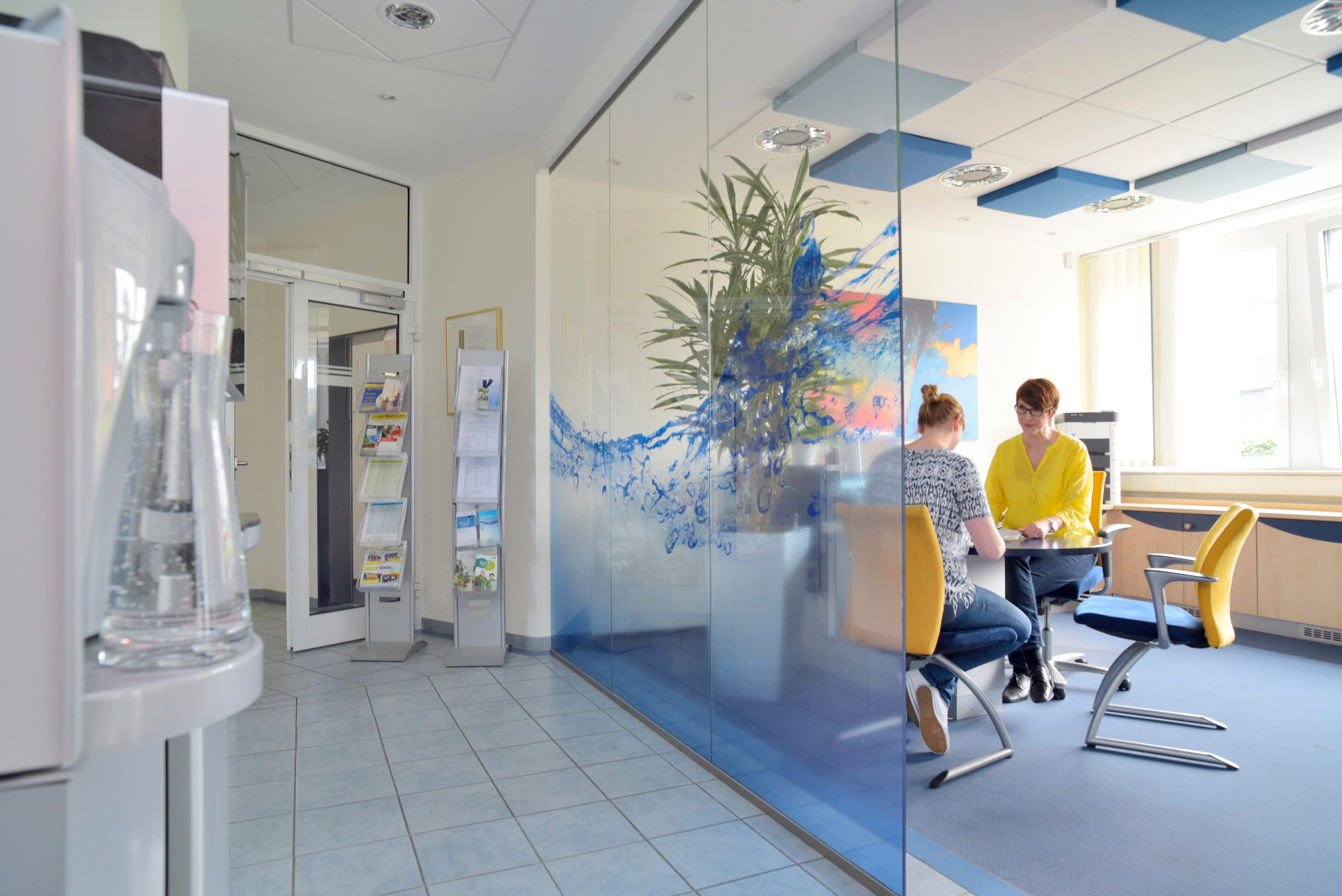 Der Service-Bereich der Stadtwerke Kevelaer mit einer Mitarbeiterin im Kundengespräch