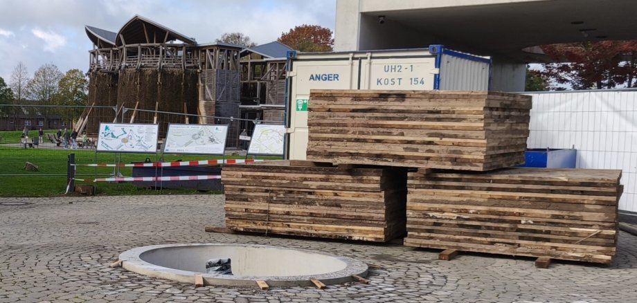 Abgesperrter Bereich im Solegarten St. Jakob in Kevelaer: Die Stadtwerke sanieren die Zuleitung zur Solequelle, um die Soleversorgung dauerhaft zu sichern.