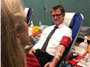 Der Bürgermeister beim Blutspenden