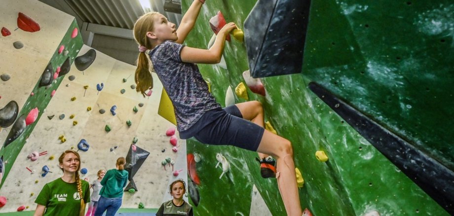 Kinder beim klettern in der Boulderhalle