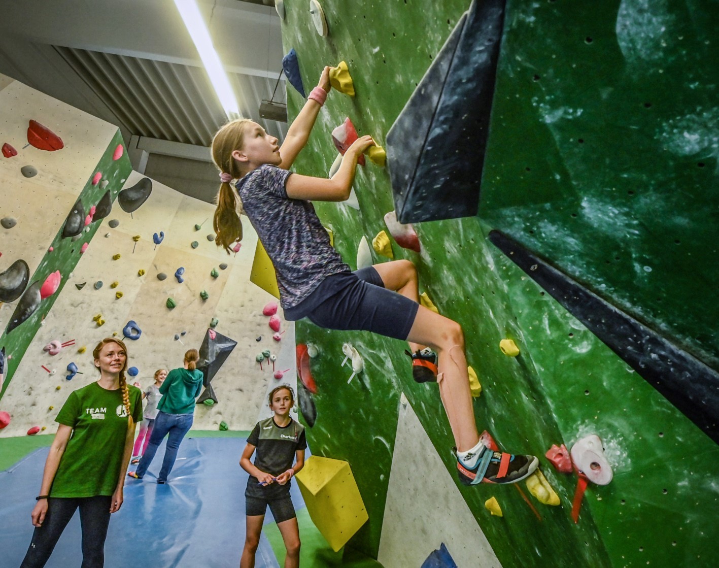 Kinder beim klettern in der Boulderhalle