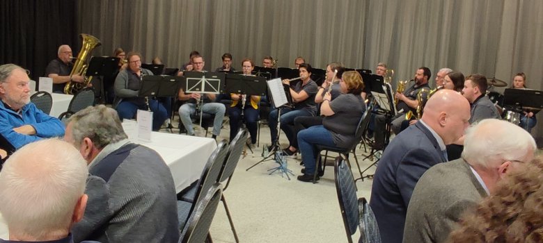 Auftritt Musikverein Winnekendonk bei Jubiläum "25 Jahre Bürgerbusse" Musiker spielen auf ihren Instrumenten.