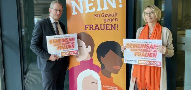 Bürgermeister und Gleichstellungsbeauftragte der Wallfahrtsstadt Kevelaer setzen gemeinsam ein Zeichen gegen Gewalt an Frauen und Mädchen Bürgermeister und Gleichstellungsbeauftragte der Wallfahrtsstadt Kevelaer setzen gemeinsam ein Zeichen gegen Gewalt an Frauen und Mädchen