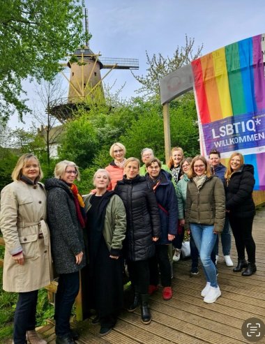 Die Gleichstellungsbeauftragten im Kreis Kleve hissen jährlich zum Internationalen Tag gegen Homo-, Bi-, Inter- und Transphobie am 17. Mai die Regenbogenfahne Die Gleichstellungsbeauftragten im Kreis Kleve hissen jährlich zum Internationalen Tag gegen Homo-, Bi-, Inter- und Transphobie am 17. Mai die Regenbogenfahne