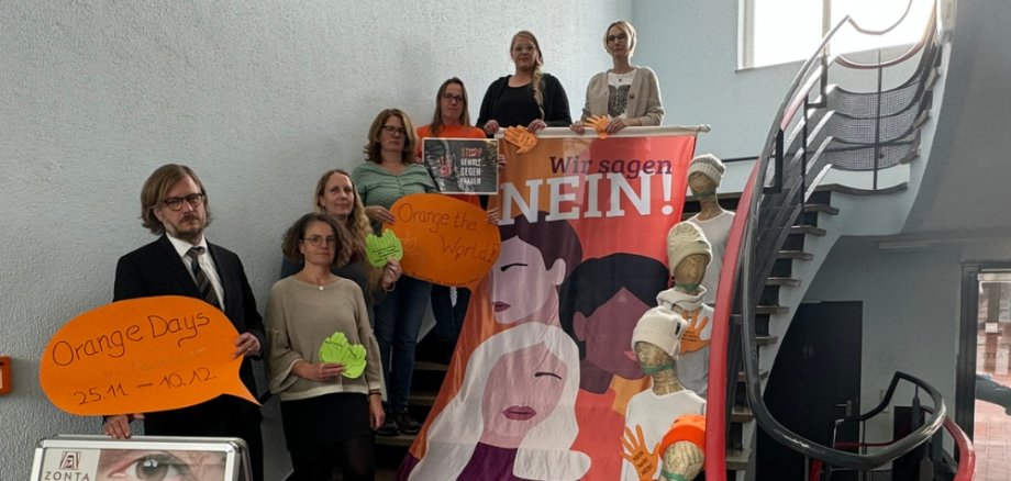 Bürgermeister und Gleichstellungsbeauftragte mit Unterstützerinnen der Aktion "Orange Days 2024"