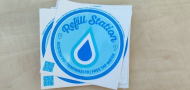Aufkleber Refill Deutschland-Initiative Die blau-weißen Aufkleber der Refill Deutschland-Initiative zeigen an, dass hier kostenfrei Trinkwasser erhältlich ist.