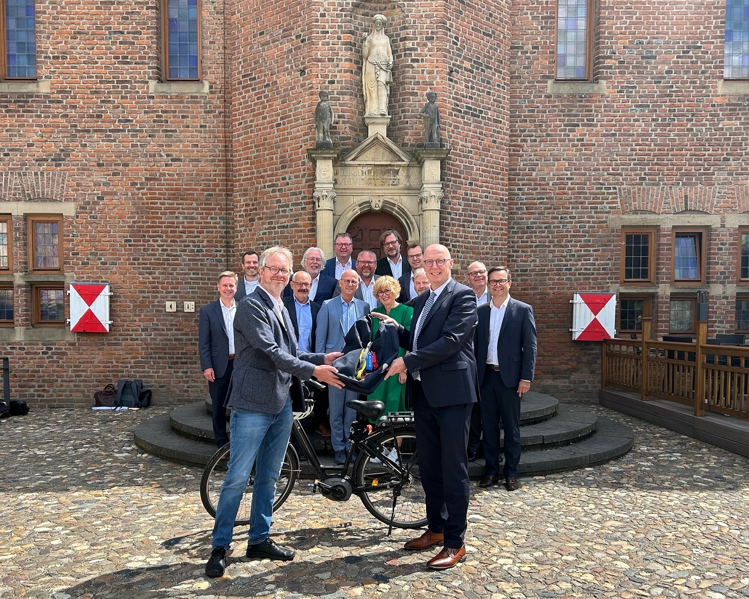 Verwaltungsleitungen vor dem Rathaus in Kalkar