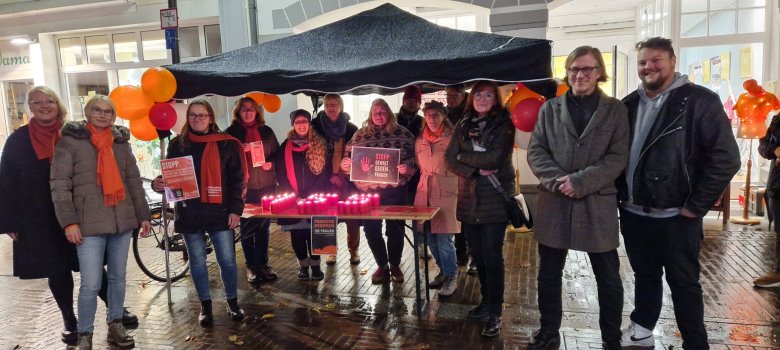Unterstützer*innen der Aktion vor der Diakonie in Kevelaer am 25. November 2024, dem Internationalen Tag gegen Gewalt an Frauen, auch Orange Day genannt.
