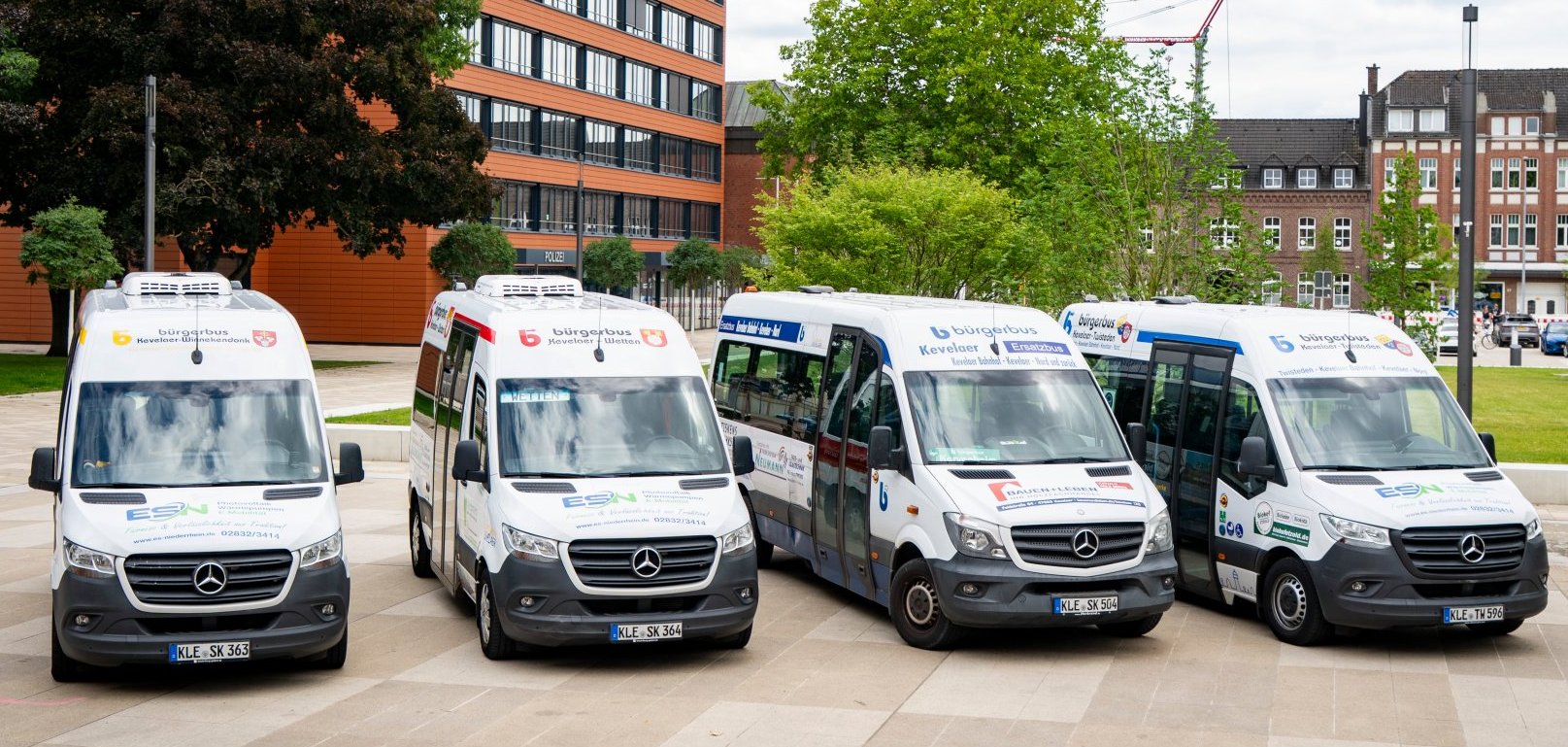 Vier Bürgerbusse der Stadtwerke Kevelaer nebeneinander auf dem Peter-Plümpe-Platz