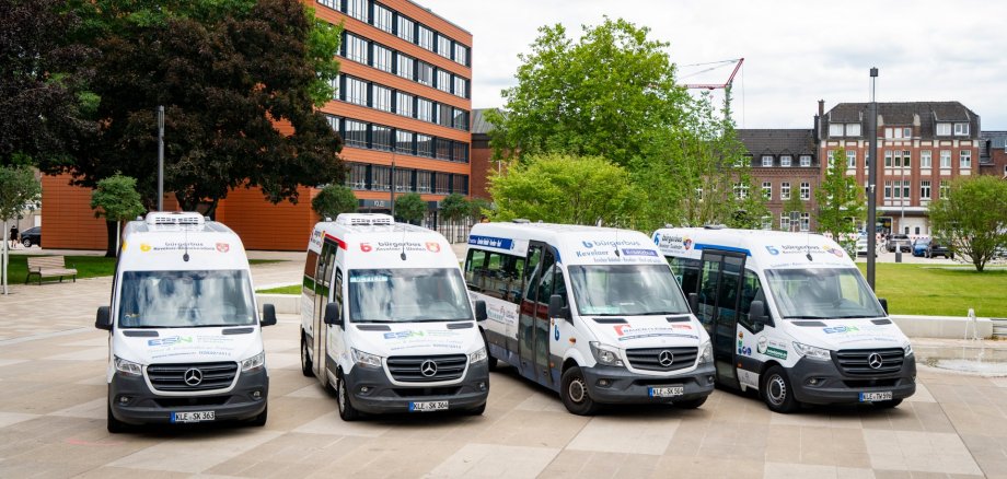 Vier Bürgerbusse der Stadtwerke Kevelaer nebeneinander auf dem Peter-Plümpe-Platz
