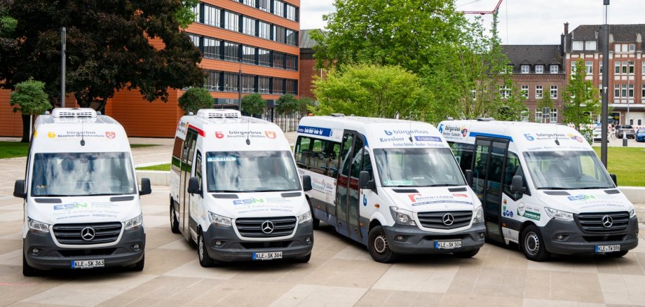 Vier Bürgerbusse der Stadtwerke Kevelaer nebeneinander auf dem Peter-Plümpe-Platz
