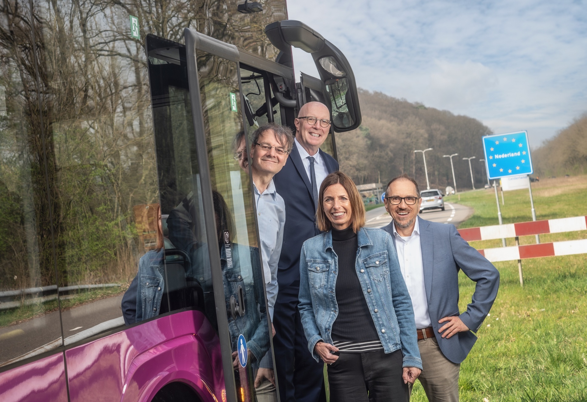 Personen vor dem Bus. Landrat Christoph Gerwers, Silke Hälker, zuständige Fachbereichsleiterin beim Kreis Kleve, Vertreter der BVR Busverkehr Rheinland GmbH, Michael Perschke und Holger Craß