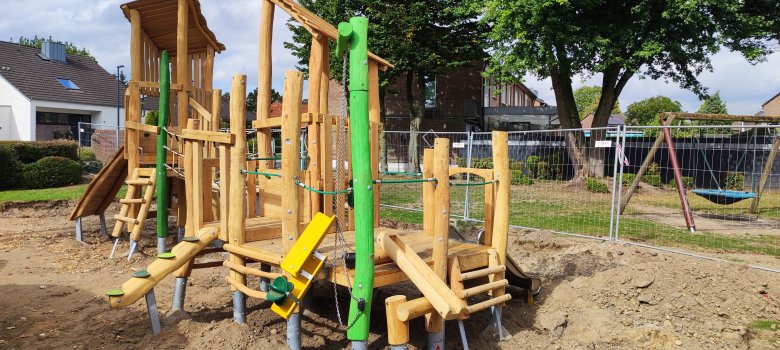 Spielplatz Beethovenring in Kevelaer Ein großes Holz-Klettergerüst, dessen Fundamente noch zu sehen sind.