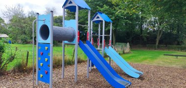 Spielplatz Lortzingstraße in Kevelaer Ein großes blaues Klettergerüst auf einem Spielplatz.