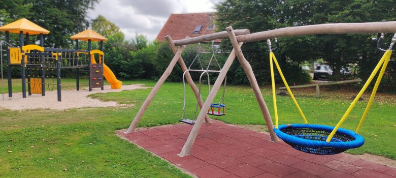 Spielplatz Klosbremm in Winnekendonk Schaukeln und Klettergerüst auf einem Spielplatz
