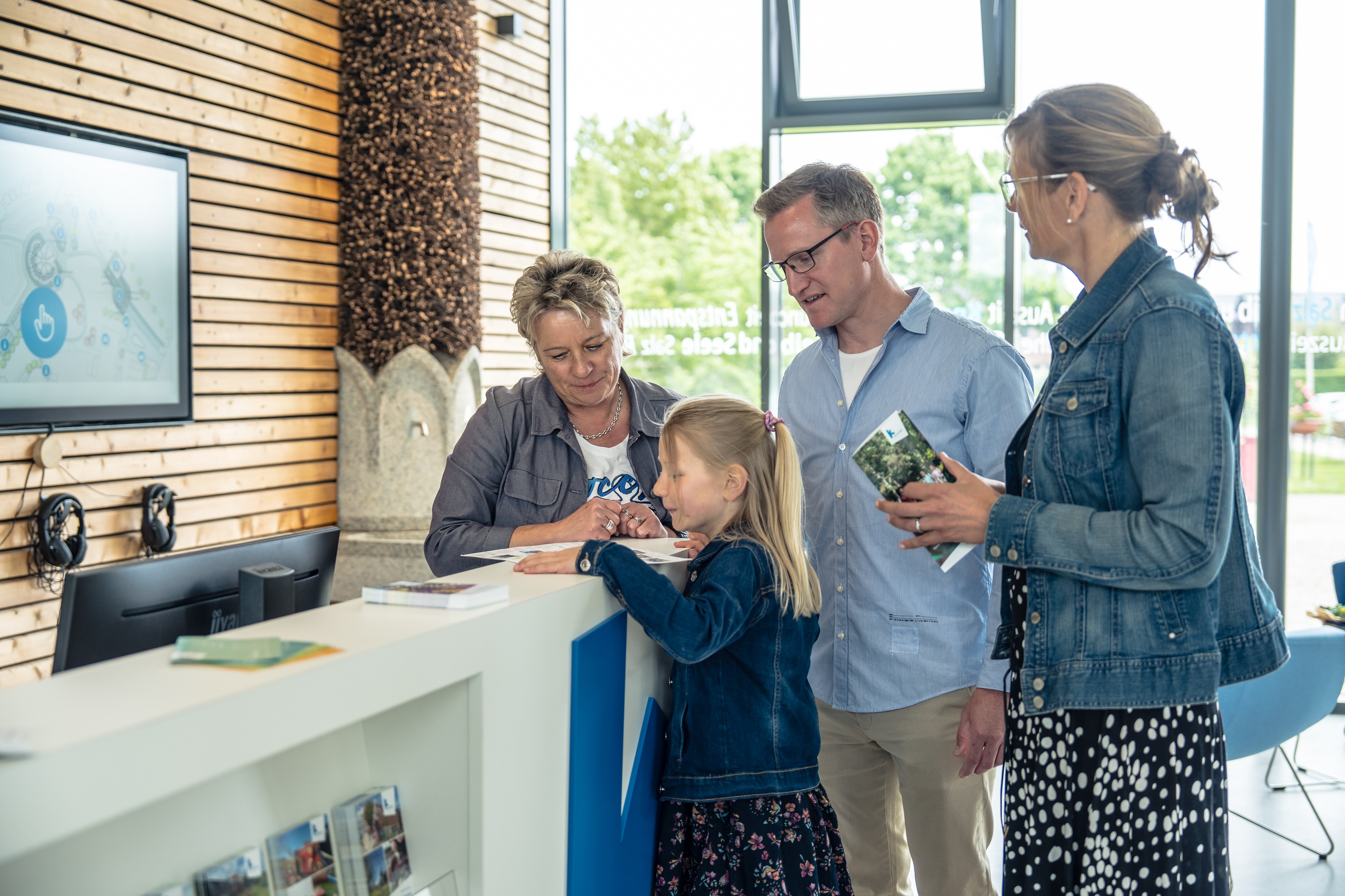 Personen im Informationsgebäude des Solegartens