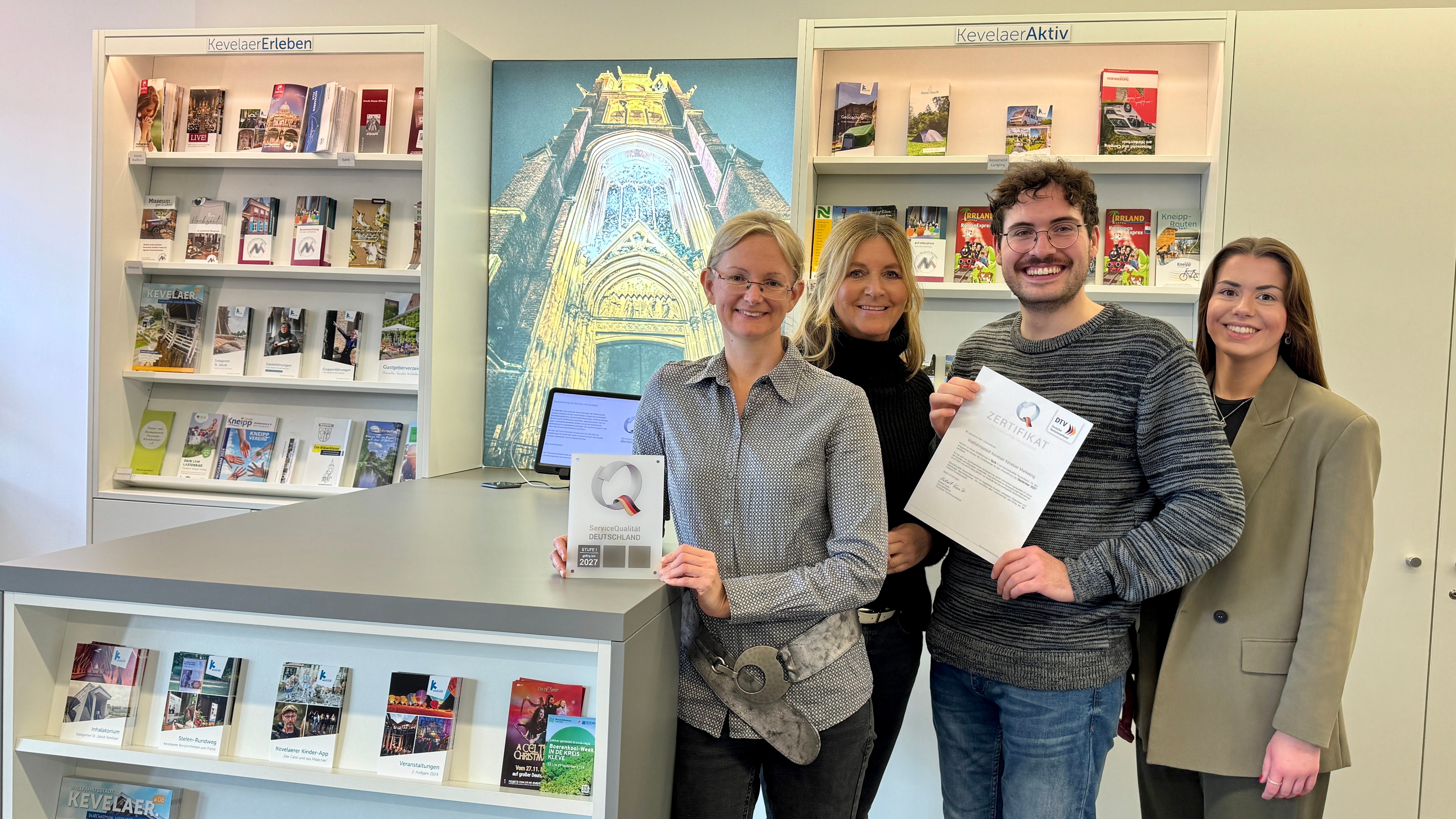 Das Team der Tourist Information Kevelaer freut sich über die Auszeichnung mit dem „Q-Siegel“. 