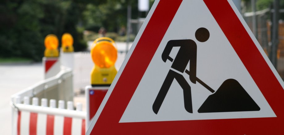 Ein Schild "Achtung Bauarbeiten"