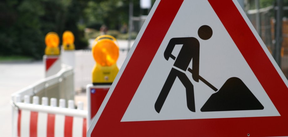 Ein Schild "Achtung Bauarbeiten"