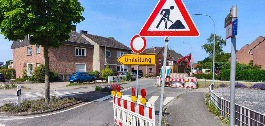 Baustelle an der Blumenstraße mit Absperrbaken und Hinweisschildern. 