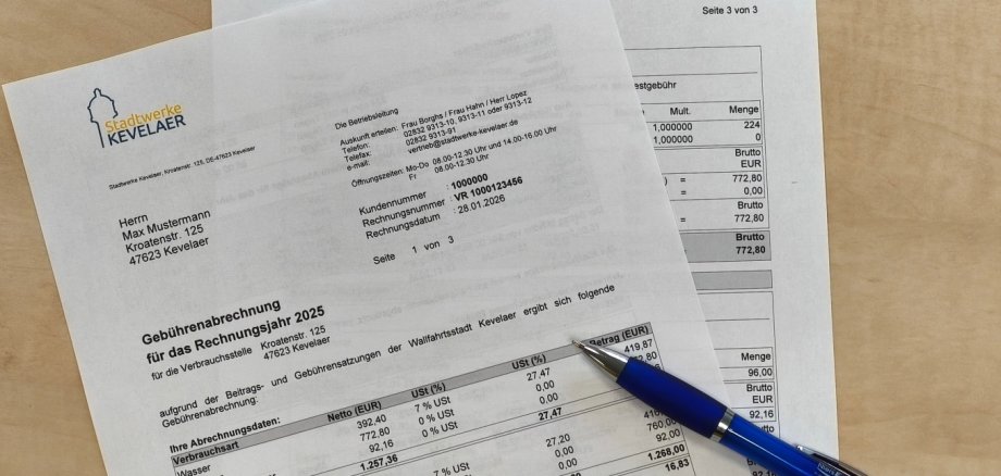 Eine gedruckte Jahresrechnung der Stadtwerke Kevelaer, die auf einem Tisch liegt.