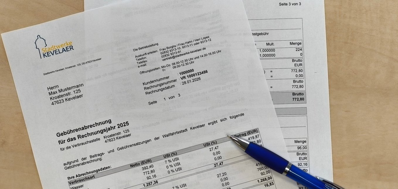 Eine gedruckte Jahresrechnung der Stadtwerke Kevelaer, die auf einem Tisch liegt.
